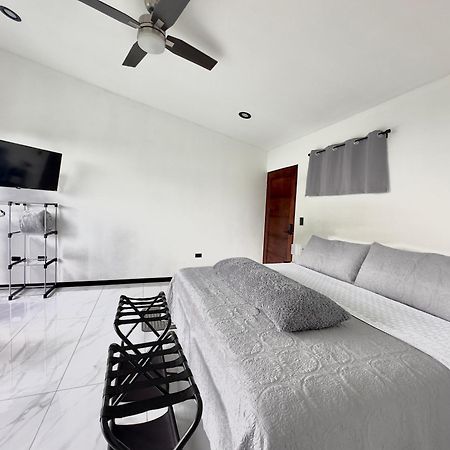 Black & White Apartments モンテベルデ エクステリア 写真